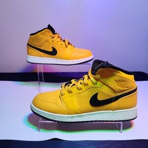 Jordan 1 mid university gold, size 7Y